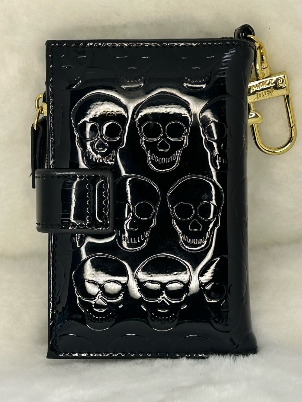 BETSY JOHNSON PATENT SKULL WALLET WITH KEYCHAIN - Picture 2 of 4